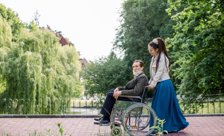Un caregiver che assiste una persona con patologie croniche a Padova