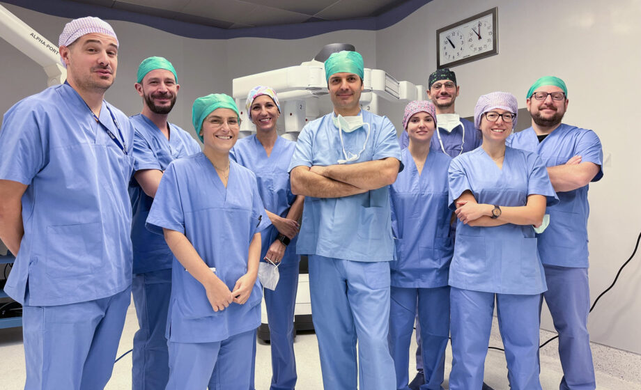 L'immagine è una fotografia dell'equipe di chirurgia robotica urologica dello IOV