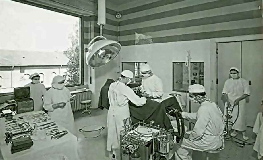 L'immagine rappresenta uno scatto fotografico storico del 1932 di una sala operatoria dell'Istituto Ospitaliero Provinciale per la Maternità di Milano. ©Farabola