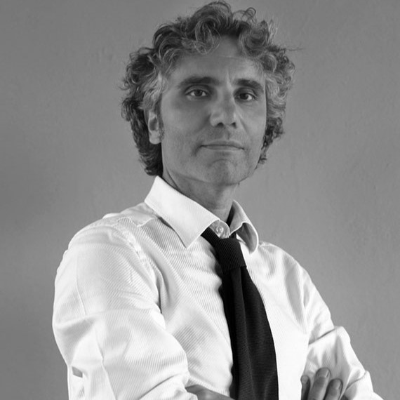 Foto di Gabriele Bronzetti, autore del Libro nel Cuore degli altri, in camicia e cravatta