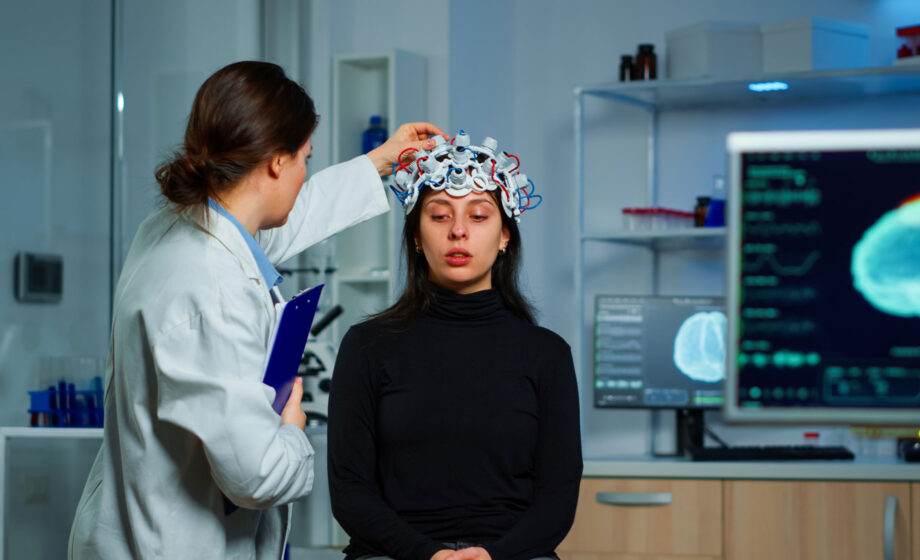 La foto rappresenta un medico mentre visita un paziente affetto da epilessia