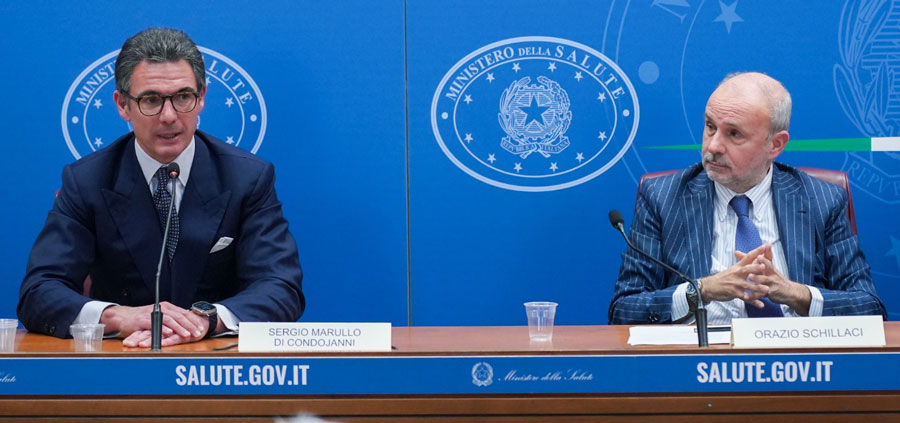 Foto di Sergio Marullo, CEO di Angelini Industries, e di Orazio Schillaci, Ministro della Salute, durante la presentazione del rapporto sulla salute mentale, dietro ad un tavolo, presso il Ministero della Salute.