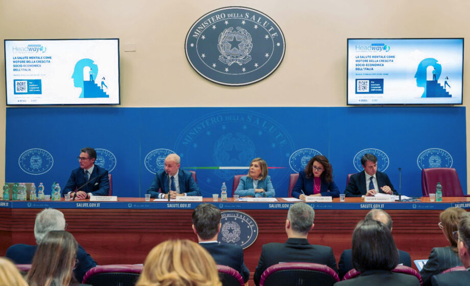 La foto raffigura il tavolo dei relatori presso il Ministero della Salute a Roma in occasione della presentazione del rapporto sulla salute mentale e sui benefici degli investimenti in questo settore