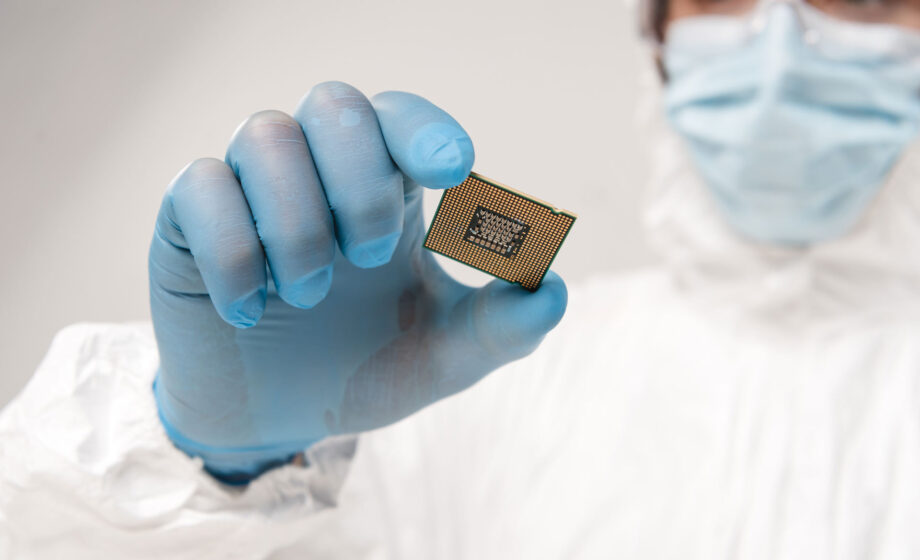 La foto raffigura uno scienziato che tiene in mano un esempio di gut-on-a-chip per testare l'efficacia dell'immunoterapia nel melanoma
