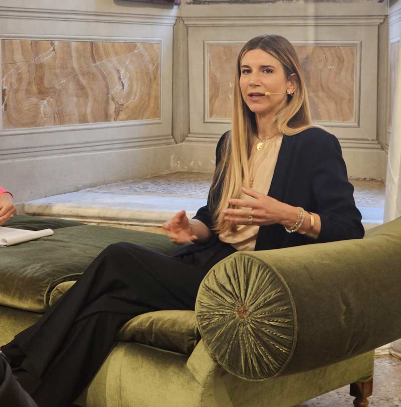 Foto dell'attrice Nicoletta Romanoff, durante la giornata