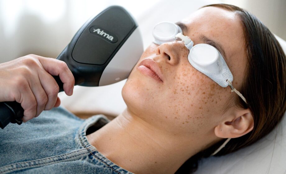 Foto di un ringiovanimento del viso con il trattamento laser Bio Boost di Harmony: un manipolo viene posto sul volto del paziente mentre è sdraiato