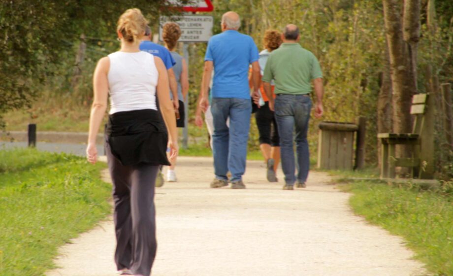 Persone che camminano in città più percorribili a piedi che migliorano il benessere fisico e mentale