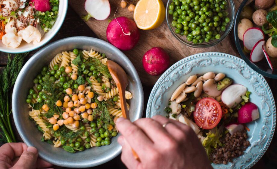 Una tavola con cibi vegetariani e vegani per rappresentare il dato che sempre più italiani scelgono di dire addio alla carne