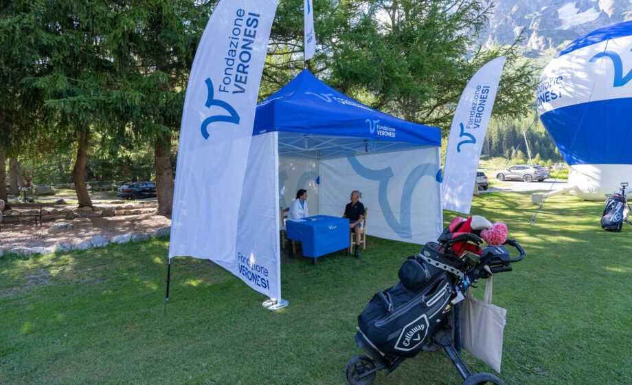 Un gazebo della Fondazione Veronesi per il progetto "Prevenzione maschile in campo" di Fondazione Veronesi: visite urologiche gratuite e golf per la salute degli uomini.
