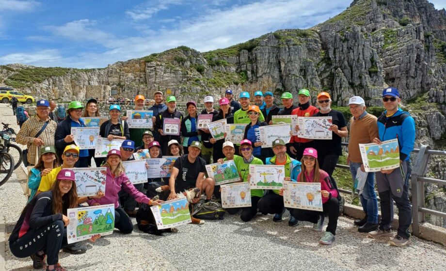 gruppo di persone che tengono in mano una cartina che indica rifugi sani e sicuri in montagna in veneto