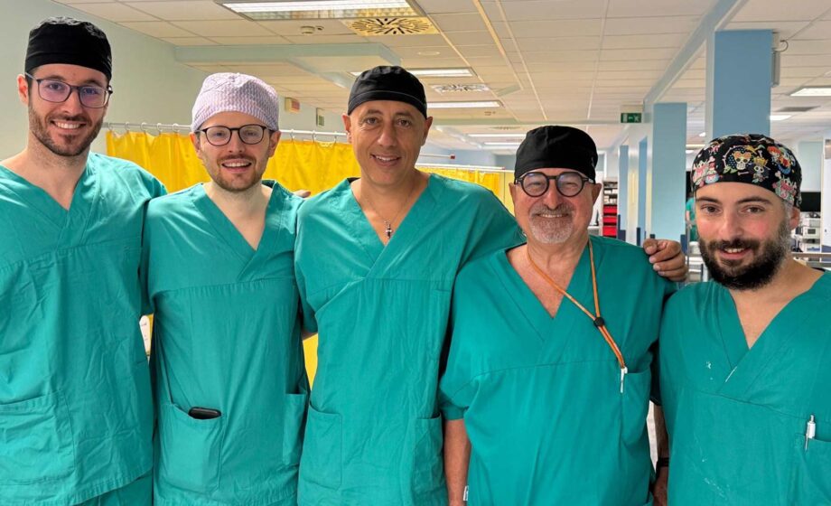 Team di medici di abano che hanno eseguito un doppio intervento di protesi di astragalo su misura