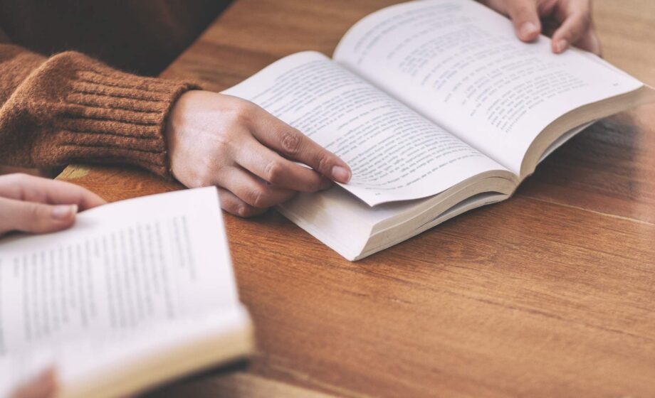 persone che leggono il libro sulla soglia