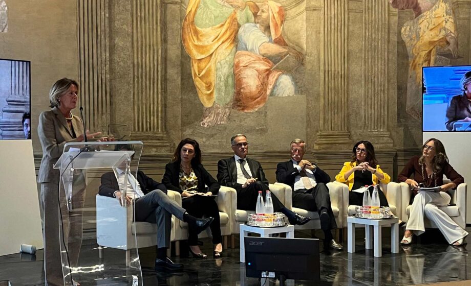 Lorenzin che parla di prevenzione vaccinale per gli anziani