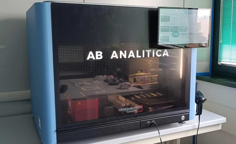 piattaforma di diagnostica molecolare automatizzata di AB ANALITICA che elabora il test DNA/RNA in 2 ore
