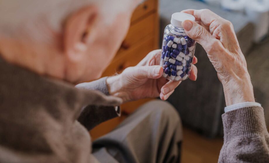 persona che sta prendendo le medicine per l'Alzheimer