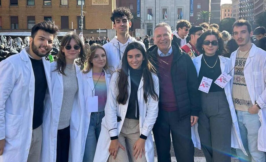 Foto del prof. Mastroianni e della sua equipe impegnata nella lotta all'antibiotico resistenza con l'approccio one health