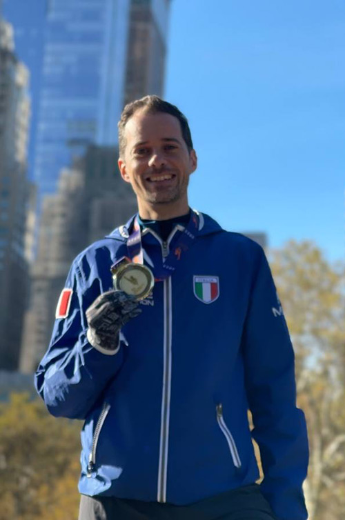 Mauro Favret mentre tiene in mano la medaglia dopo aver concluso la Maratona di New York