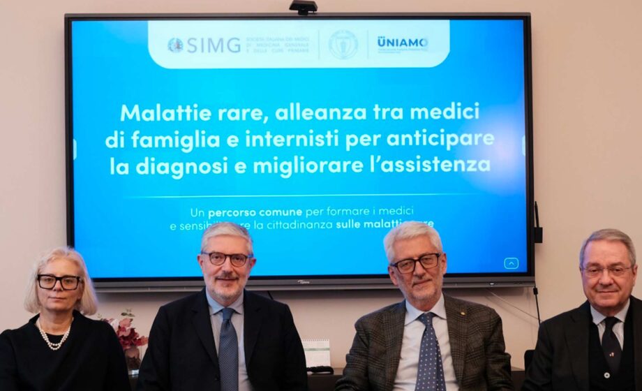 Quattro rappresentanti di società mediche e associazioni siedono a un tavolo durante una conferenza stampa. Alle loro spalle uno schermo riporta il titolo sull’alleanza per migliorare la diagnosi delle malattie rare tra medici di famiglia e internisti.