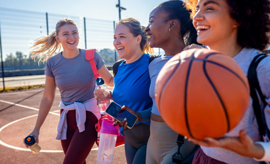 Quattro ragazze che fanno sport per promuovere la prevenzione
