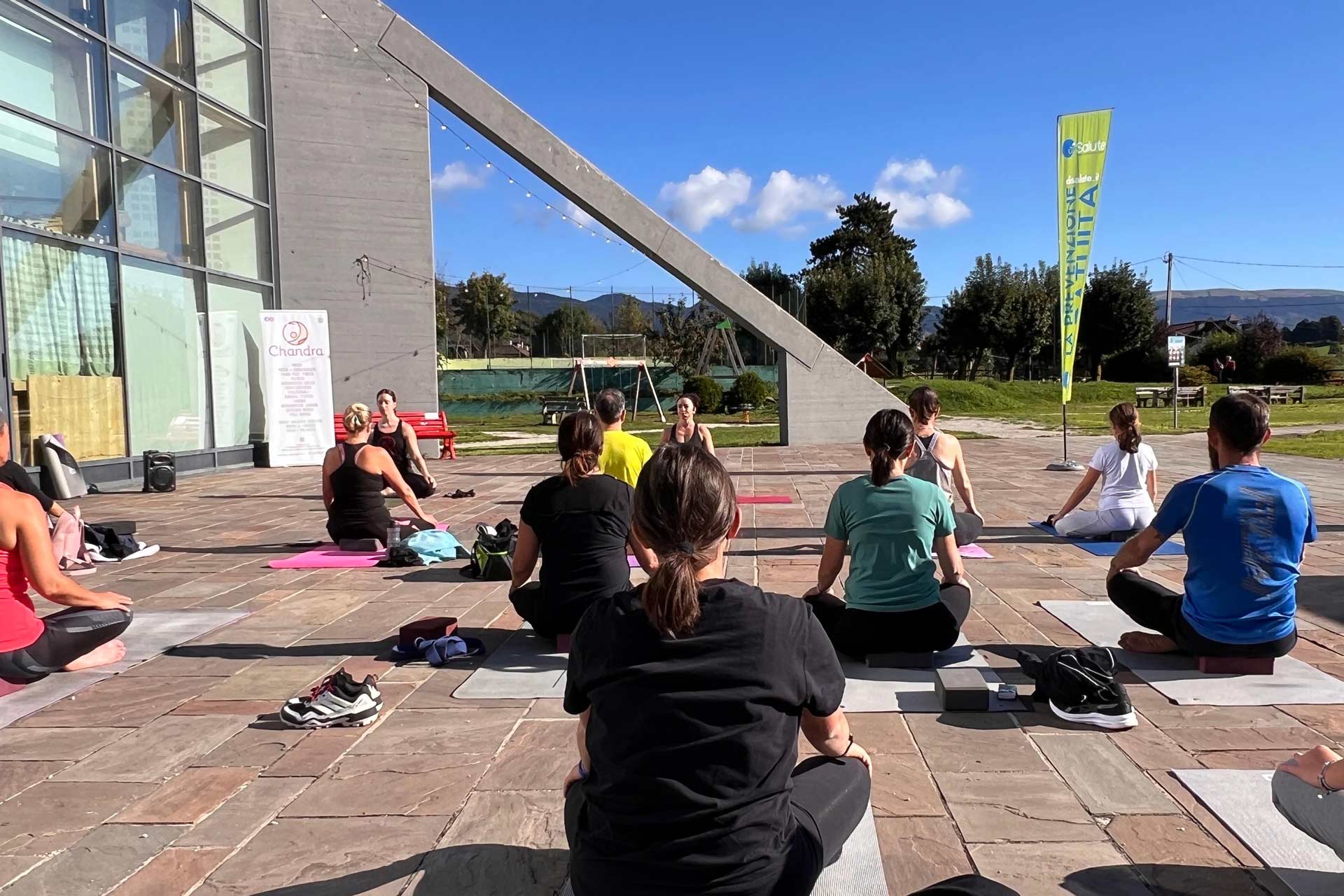 persone che stanno facendo yoga a Naturalemente Roana con Di Salute Weekend
