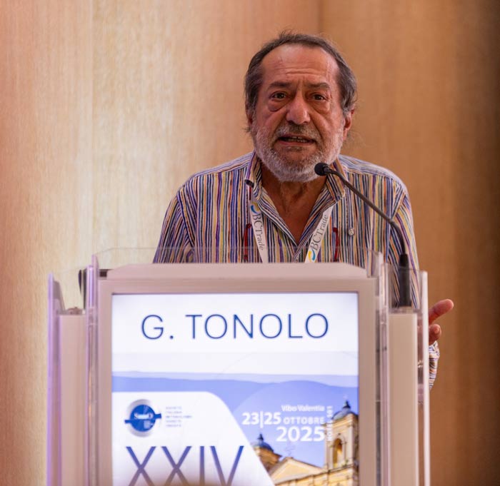 Il presidente di SIMDO, Giancarlo Tonolo mentre parla della differente risposta alla metformina tra donne e uomini