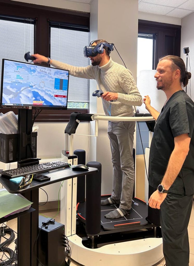 Un paziente affetto da neurite vestibolare mentre si sottopone ad una terapia di riabilitazione con Motion VR