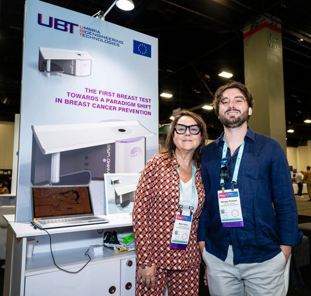 Il team di UBT–Umbria Bioengineering Technologies che presenta MammoWave per la diagnosi precoce del tumore al seno